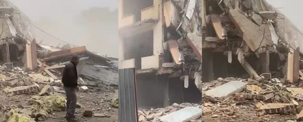 Küçükçekmece'de yıkımı yapılan bina başka bir binanın üzerine devrildi