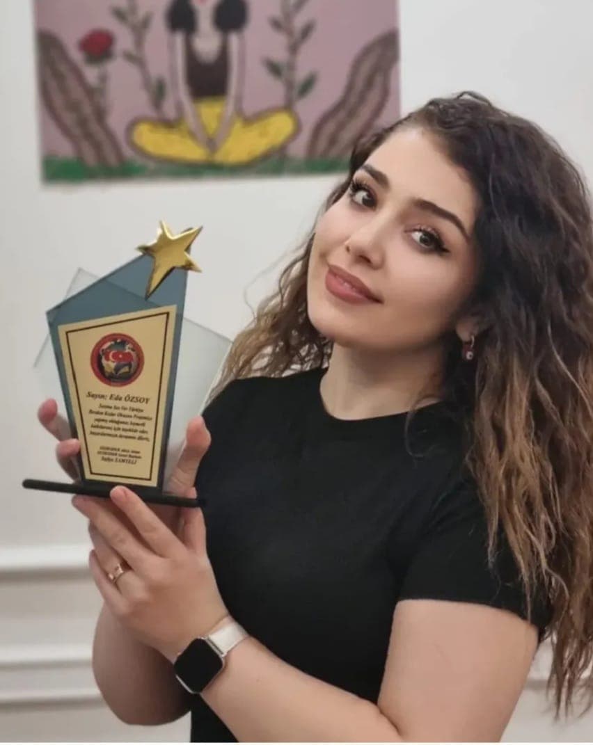 RESSAM VE TASARIMCI EDA ÖZSOY DUYGULARINI DİLE GETİRDİ
