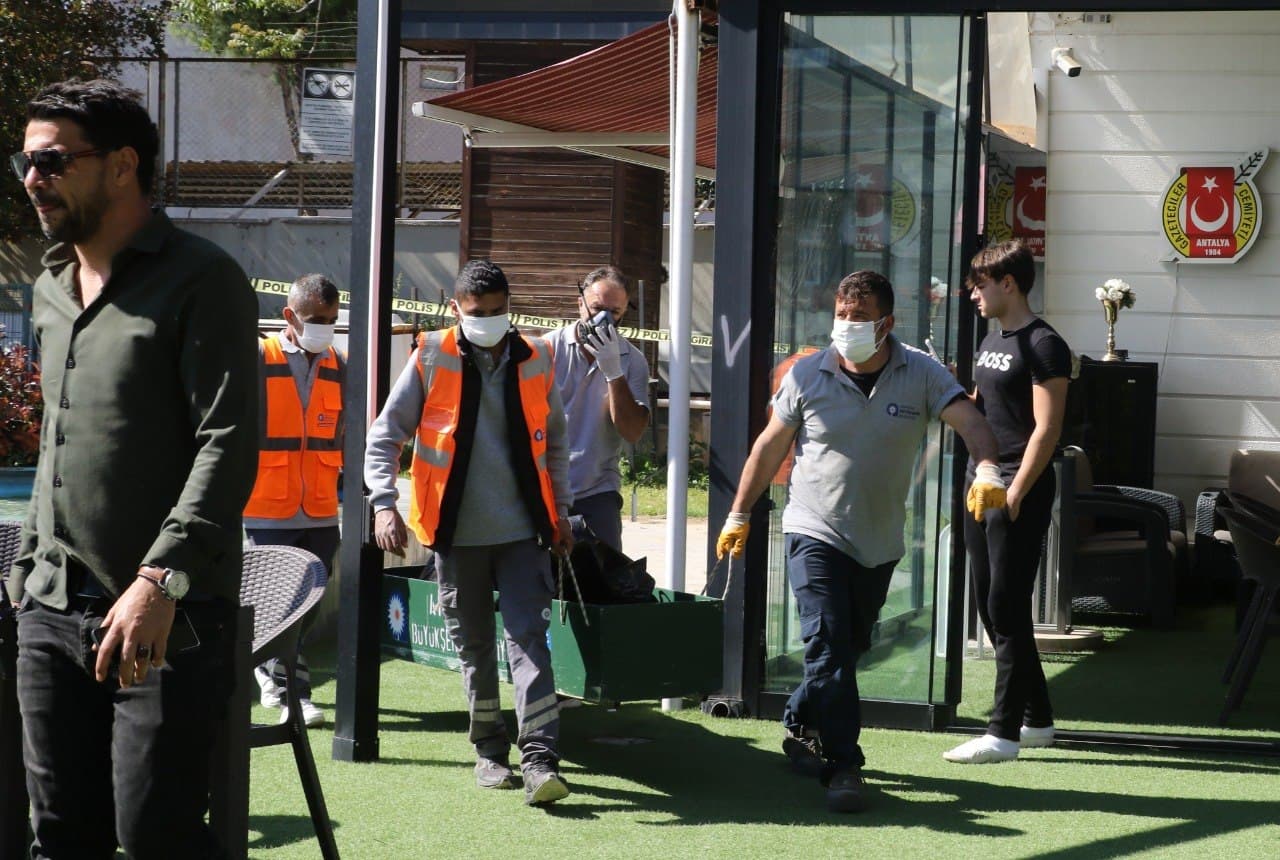 Antalya Muratpaşa parkta erkek cesedi bulundu.