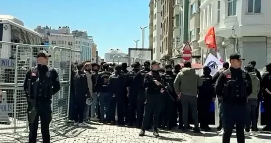 Taksim'de 1 Mayıs öncesinde izinsiz gösteriye polis müdahale etti!