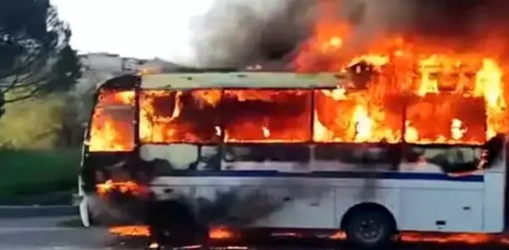 Servis minibüsü seyir halindeyken yandı