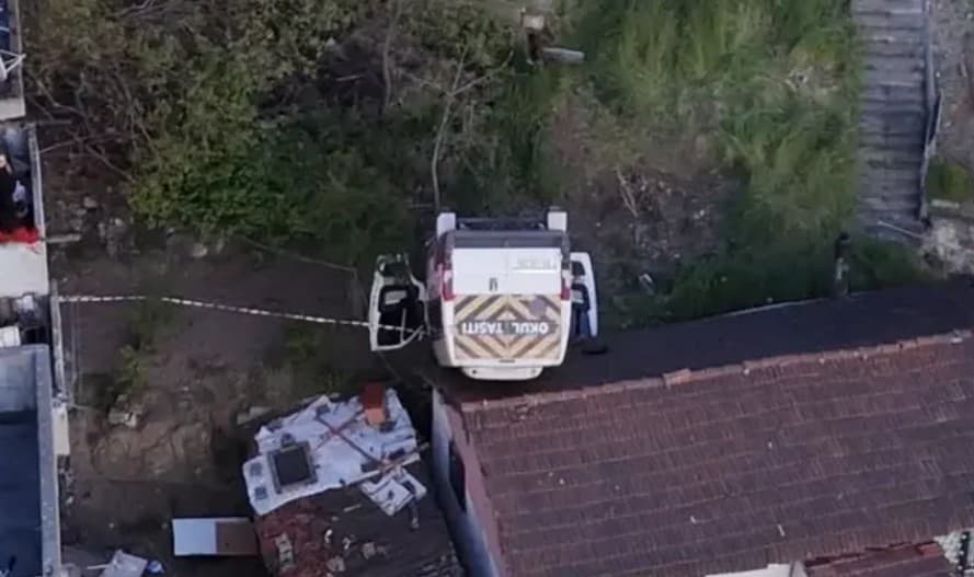 Kağıthane'de feci kaza! Evin çatısına düşen okul servisinin şoförü öldü