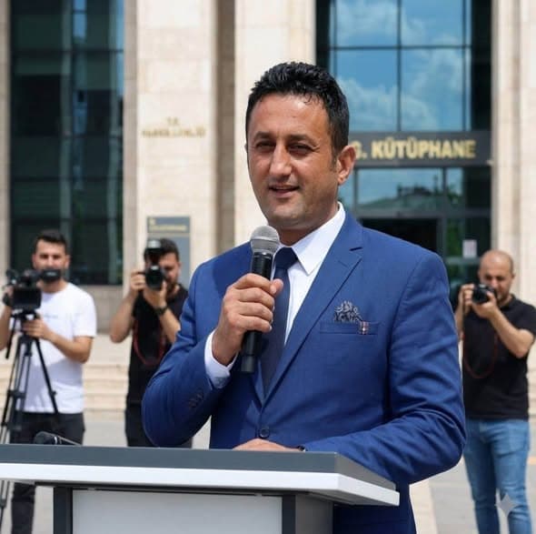 BİR KİTAPTAN DAHA FAZLASI: İNSANLIĞIN GÖNLÜNE DÜŞEN ŞİİR